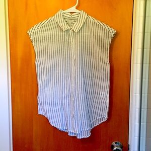 Woman’s sleeveless and light top